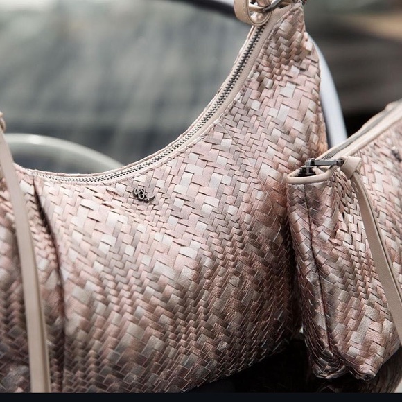 STUNNING Elliot Lucca Woven
Metallic Silver
Convertible Shoulder Bag - Picture 3 of 15